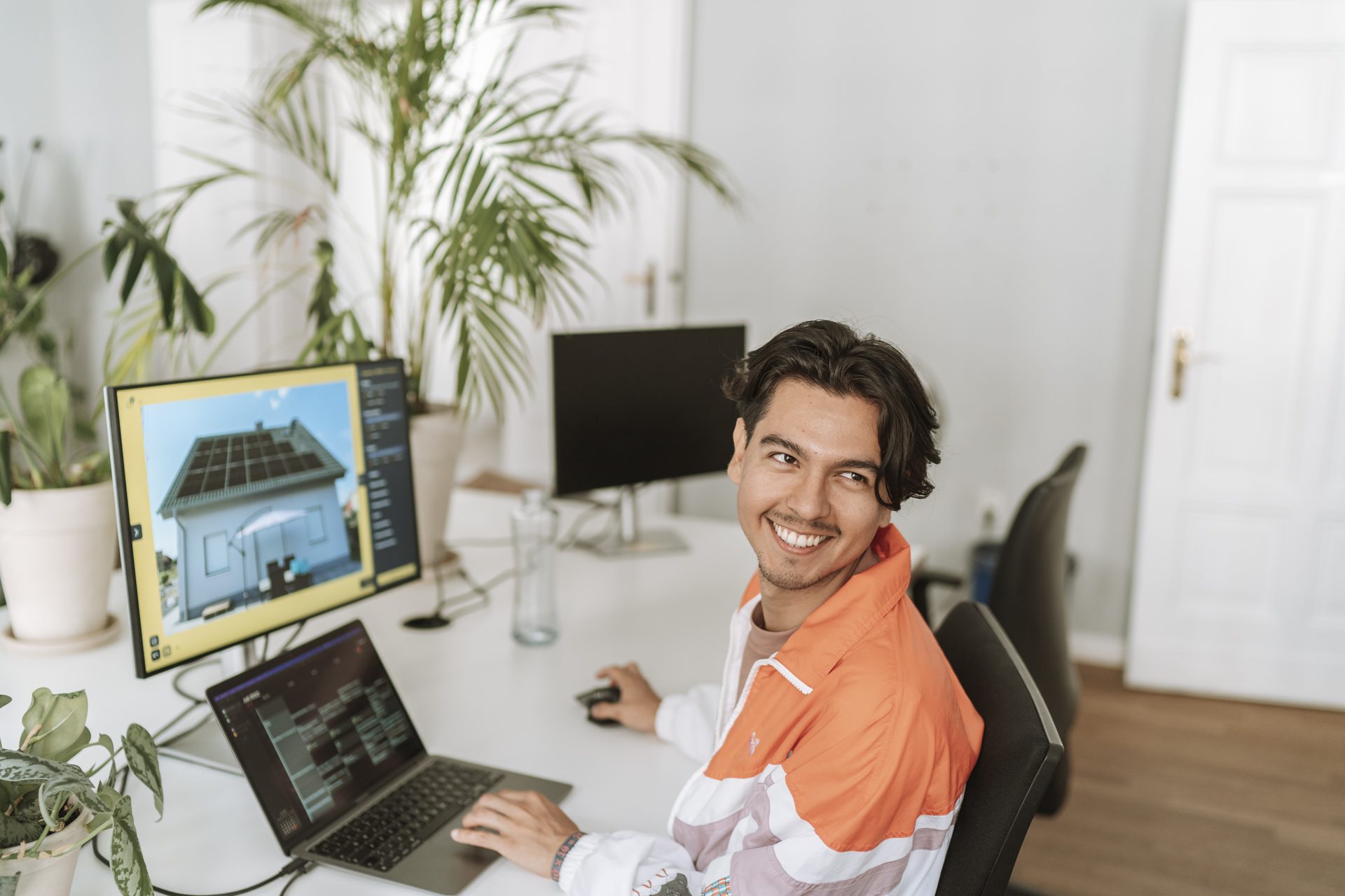 EIGENZERO Initiator Nino ist gut drauf im Büro